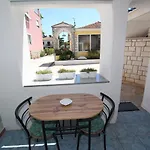 Lauschiges Studio-Apartment Nur 5 Gehminuten Zum Zentrum Von Rovinj - Mit Privatparkplatz